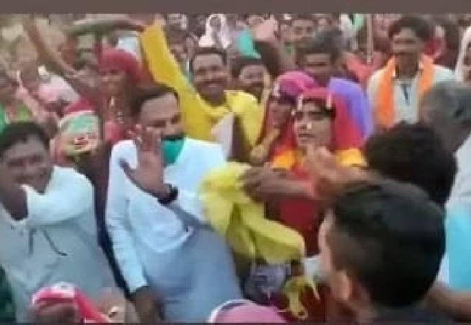 MLA manohar chandrikapure throbbed on the dandar dance | अन् आमदारही थिरकले दंडार नृत्यावर MLA manohar chandrikapure throbbed on the dandar dance | अन् आमदारही थिरकले दंडार नृत्यावर