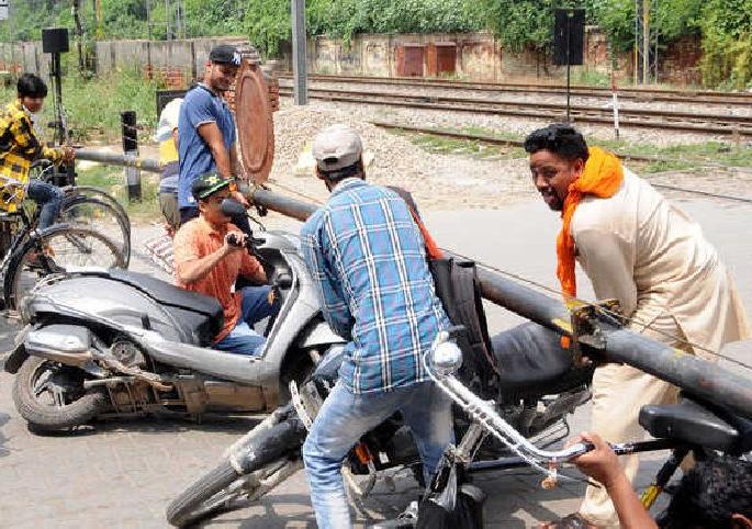 illegal crossing two wheeler under a closed railway crossing will put you on trouble | बंद रेल्वे फाटकाखालून दुचाकी काढणाऱ्या 'खतरों के खिलाडीं'नो सावधान!