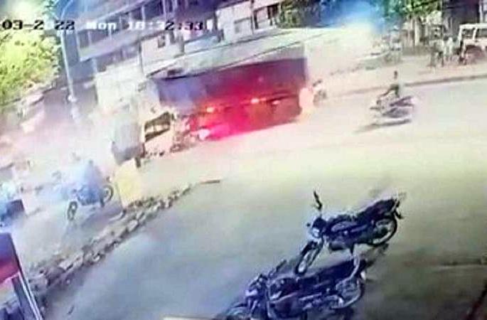17 year old student killed after being crushed under a truck, incident captured on CCTV | ओव्हरटेक करणे जीवावर बेतले, ट्रकखाली चिरडून दुचाकीस्वार ठार; घटना सीसीटीव्हीत कैद 17 year old student killed after being crushed under a truck, incident captured on CCTV | ओव्हरटेक करणे जीवावर बेतले, ट्रकखाली चिरडून दुचाकीस्वार ठार; घटना सीसीटीव्हीत कैद