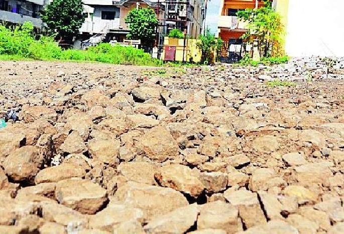 open invitation to accident in yavatmal due to potholes | रस्ता दुरुस्तीची अजब तऱ्हा, नव्यापेक्षा होता जुनाच बरा open invitation to accident in yavatmal due to potholes | रस्ता दुरुस्तीची अजब तऱ्हा, नव्यापेक्षा होता जुनाच बरा