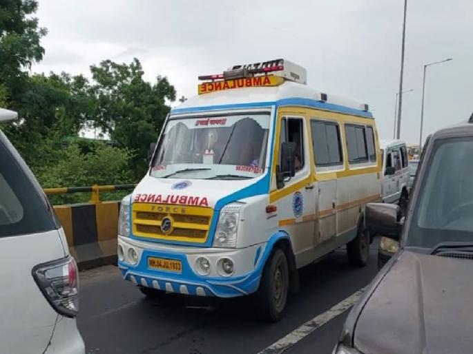 A fleet of police around and a helpless ambulancestucked in jam | आजूबाजूला पोलिसांचा ताफा अन् एक असहाय रुग्णवाहिका ! A fleet of police around and a helpless ambulancestucked in jam | आजूबाजूला पोलिसांचा ताफा अन् एक असहाय रुग्णवाहिका !