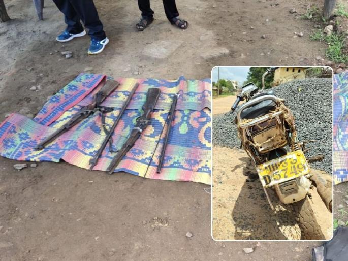 two men parked the bike near police camp and ran.. While running, they threw the mat into the water, two rifles were found in it | दुचाकी उभी करुन दोघे पळाले.. धावताना चटई पाण्यात फेकली, त्यात आढळल्या दोन रायफल two men parked the bike near police camp and ran.. While running, they threw the mat into the water, two rifles were found in it | दुचाकी उभी करुन दोघे पळाले.. धावताना चटई पाण्यात फेकली, त्यात आढळल्या दोन रायफल