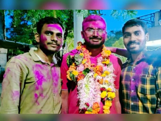 farmer's son became a police sub-inspector by cracking MPSC exam | आई-वडिलांच्या कष्टाचे झाले फलीत, शेतकऱ्याचा मुलगा झाला पोलिस उपनिरीक्षक farmer's son became a police sub-inspector by cracking MPSC exam | आई-वडिलांच्या कष्टाचे झाले फलीत, शेतकऱ्याचा मुलगा झाला पोलिस उपनिरीक्षक