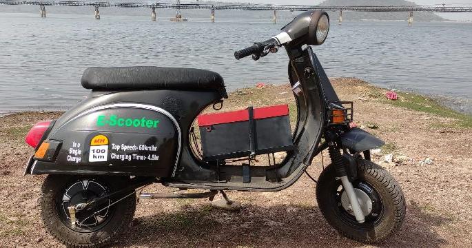 youth from Gadchandur turns a scooter into electric scooter from | गडचांदूरच्या रॅन्चोने बनविली इलेक्ट्रिक स्कूटर, ३० रुपयात १०० किमी पार youth from Gadchandur turns a scooter into electric scooter from | गडचांदूरच्या रॅन्चोने बनविली इलेक्ट्रिक स्कूटर, ३० रुपयात १०० किमी पार