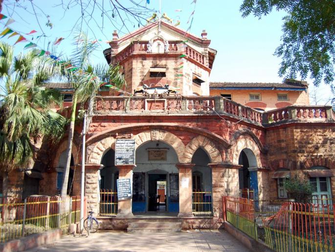 A case has been registered against the mayor, the then chief officer and 24 corporators | नगराध्यक्ष, तत्कालीन मुख्याधिकाऱ्यासह २४ नगरसेवकांविरुद्ध गुन्हे दाखल