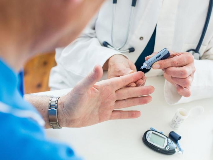 Diabetes level can control from using this method | डायबिटीस वाढण्याआधी 'अशी' घ्या काळजी, नाहीतर पडू शकतं महागात 
