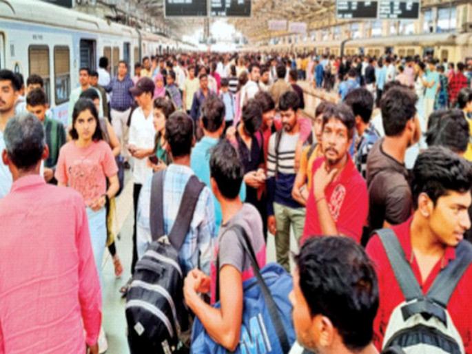 On all the three routes, the local on Monday was operated as per the Sunday schedule, causing disruption to passengers. | तीनही मार्गांवर मंडे ब्लॉक; प्रवाशांचा खोळंबा, आजही प्रवास यथातथाच On all the three routes, the local on Monday was operated as per the Sunday schedule, causing disruption to passengers. | तीनही मार्गांवर मंडे ब्लॉक; प्रवाशांचा खोळंबा, आजही प्रवास यथातथाच