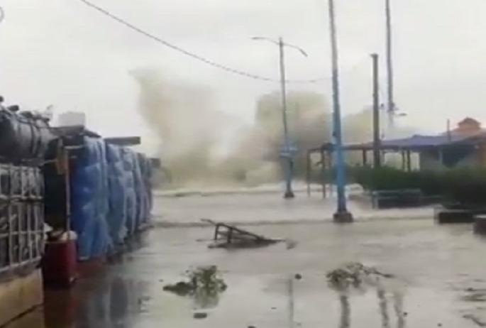 Cyclone Yaas: 3 lakh houses damaged, 1 crore people affected in West Bengal - Mamata Banerjee | Cyclone Yaas : पश्चिम बंगालमध्ये 3 लाख घरांचे नुकसान, 1 कोटी जनता प्रभावित - ममता बॅनर्जी Cyclone Yaas: 3 lakh houses damaged, 1 crore people affected in West Bengal - Mamata Banerjee | Cyclone Yaas : पश्चिम बंगालमध्ये 3 लाख घरांचे नुकसान, 1 कोटी जनता प्रभावित - ममता बॅनर्जी