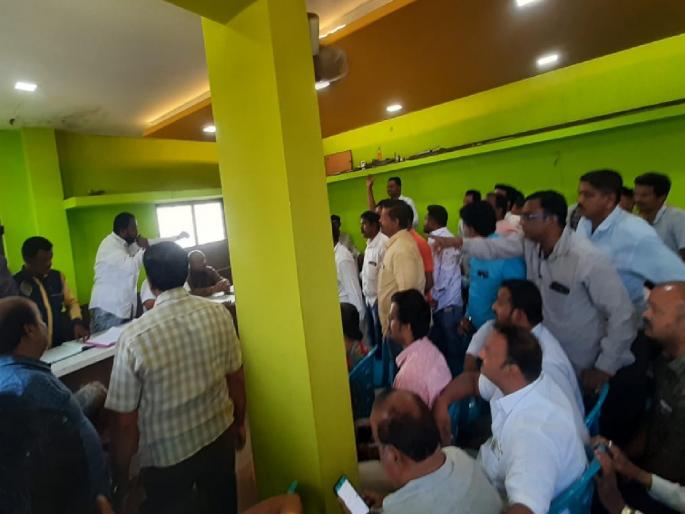 Argument over the post of president in Yadrav Gram Sabha, the Gram Sabha was finally cancelled | Kolhapur: यड्रावच्या ग्रामसभेत अध्यक्षपदावरून वादावादी, अखेर ग्रामसभा रद्द Argument over the post of president in Yadrav Gram Sabha, the Gram Sabha was finally cancelled | Kolhapur: यड्रावच्या ग्रामसभेत अध्यक्षपदावरून वादावादी, अखेर ग्रामसभा रद्द