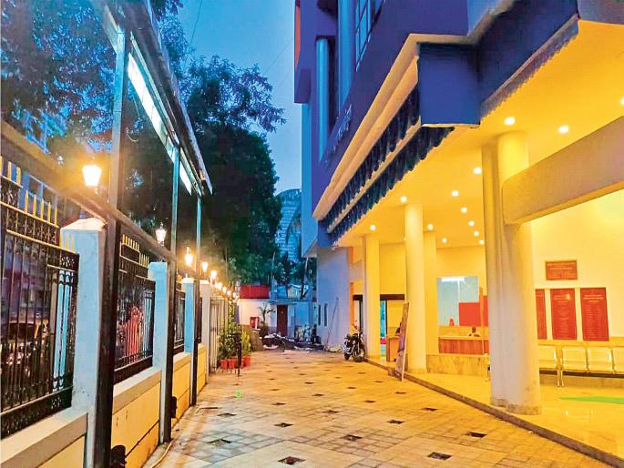 Yashwant Natyamandir is equipped with a five-star hotel | यशवंत नाट्यमंदिराला पंचतारांकित हॉटेलचा साज; चकचकीत झगमगीत रूप पाहून डोळे दिपतील Yashwant Natyamandir is equipped with a five-star hotel | यशवंत नाट्यमंदिराला पंचतारांकित हॉटेलचा साज; चकचकीत झगमगीत रूप पाहून डोळे दिपतील