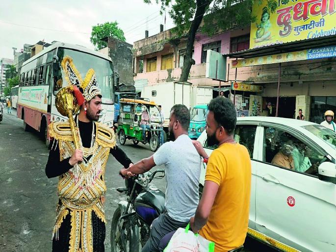 nagpur citizens forum agitation against bad roads and potholes | नागपुरात चक्क ‘यमराज’ उतरले रस्त्यावर; खड्ड्यांच्या विरोधात अनोखे आंदोलन nagpur citizens forum agitation against bad roads and potholes | नागपुरात चक्क ‘यमराज’ उतरले रस्त्यावर; खड्ड्यांच्या विरोधात अनोखे आंदोलन