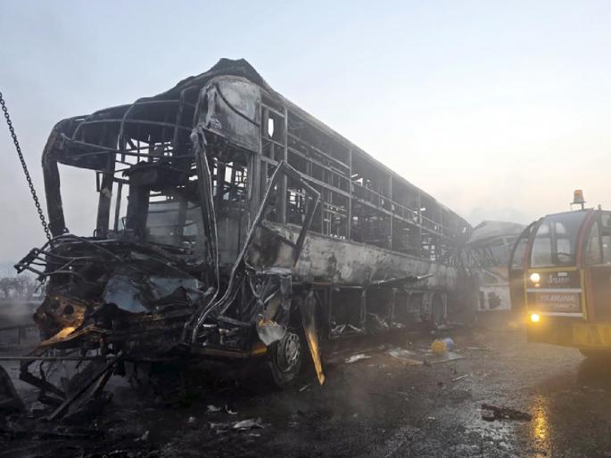 'Time' stood still in the fog: 7 buses, 3 cars collided with each other, killing 13 people | धुक्यात थांबला होता 'काळ' : ७ बस, ३ कार एकमेकांना धडकून १३ जण खाक 'Time' stood still in the fog: 7 buses, 3 cars collided with each other, killing 13 people | धुक्यात थांबला होता 'काळ' : ७ बस, ३ कार एकमेकांना धडकून १३ जण खाक