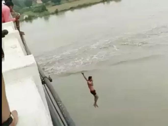 For the sum of 100 rupees, he jumped into the river that flooded | 100 रुपयांच्या पैजेसाठी त्याने मारली पूर आलेल्या नदीत उडी For the sum of 100 rupees, he jumped into the river that flooded | 100 रुपयांच्या पैजेसाठी त्याने मारली पूर आलेल्या नदीत उडी