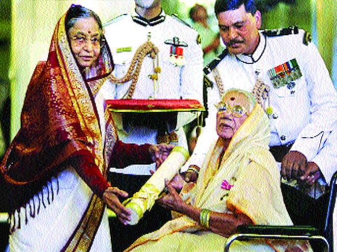 Lamentationist Yamuna Bai Waikar passed away | लावणीसम्राज्ञी यमुनाबाई वाईकर यांचे निधन Lamentationist Yamuna Bai Waikar passed away | लावणीसम्राज्ञी यमुनाबाई वाईकर यांचे निधन