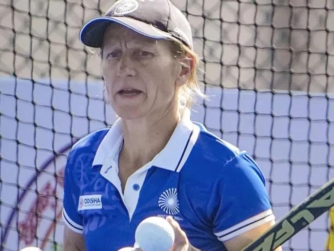 Women get secondary treatment compared to men! Yanek Schopman resigns as the coach of the hockey team | पुरूषांच्या तुलनेत महिलांना मिळते दुय्यम वागणूक! यानेक शॉपमन यांचा हॉकी संघाच्या प्रशिक्षकपदाचा राजीनामा Women get secondary treatment compared to men! Yanek Schopman resigns as the coach of the hockey team | पुरूषांच्या तुलनेत महिलांना मिळते दुय्यम वागणूक! यानेक शॉपमन यांचा हॉकी संघाच्या प्रशिक्षकपदाचा राजीनामा