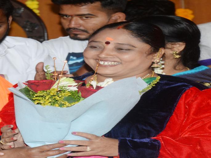 First woman mayor of Srikancha Yannam Padmashali community in Solapur | सोलापूरच्या श्रीकांचना यन्नम पद्मशाली समाजाच्या पहिल्याच महिला महापौर First woman mayor of Srikancha Yannam Padmashali community in Solapur | सोलापूरच्या श्रीकांचना यन्नम पद्मशाली समाजाच्या पहिल्याच महिला महापौर