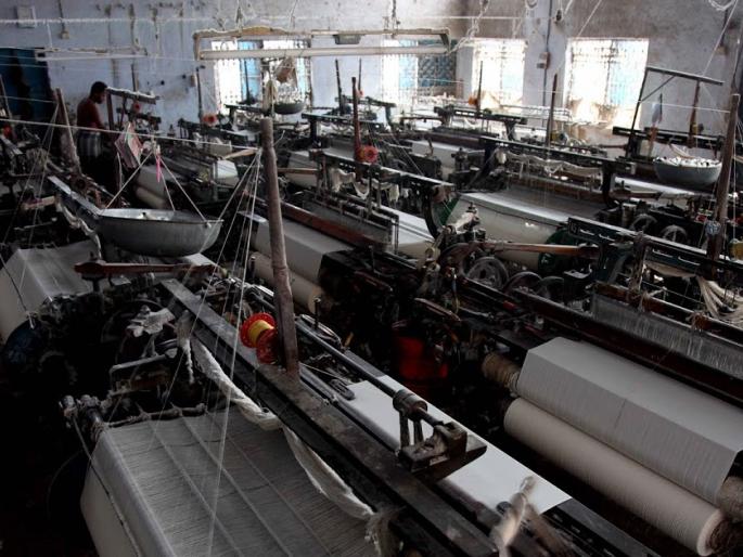 The slowdown stopped the roar of the machine | मंदीमुळे यंत्रमागाचा खडखडाट थांबला The slowdown stopped the roar of the machine | मंदीमुळे यंत्रमागाचा खडखडाट थांबला