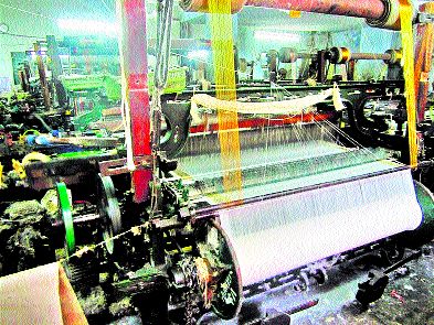 The powerhouse was in the house | यंत्रमाग उद्योगास लागली घरघर The powerhouse was in the house | यंत्रमाग उद्योगास लागली घरघर