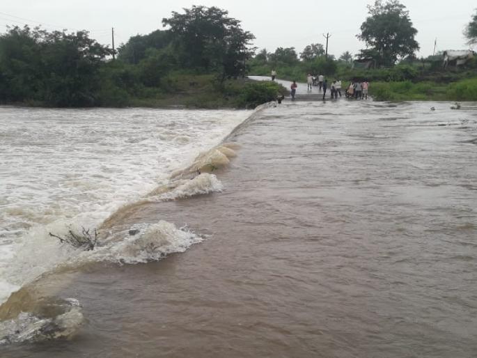 Yerla, Nandani river floods in Sangli; Many bridges under water | सांगली: येरळा, नांदणी नदीला पूर; अनेक पूल पाण्याखाली, वाहतूक बंद Yerla, Nandani river floods in Sangli; Many bridges under water | सांगली: येरळा, नांदणी नदीला पूर; अनेक पूल पाण्याखाली, वाहतूक बंद