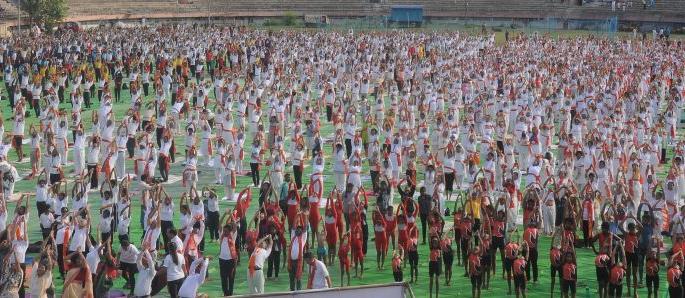 In Nagpur rhythmic Yog Face become enthusiastic | नागपुरात लयबद्ध योगमुद्रांनी फेडले डोळ्यांचे पारणे