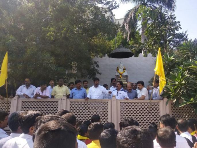 Dhangar Reservation : yashwant sena gift saree to cm devendra fadnavis | Video - यशवंत सेनेकडून मुख्यमंत्र्यांना साडी-चोळीचा अहेर Dhangar Reservation : yashwant sena gift saree to cm devendra fadnavis | Video - यशवंत सेनेकडून मुख्यमंत्र्यांना साडी-चोळीचा अहेर