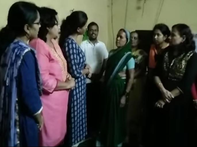 she helps 65 flood affected family by providing food to them | स्वतःची जमीन पाण्याखाली असताना त्या झाल्या 65 कुटुंबाच्या पाेशिंद्या she helps 65 flood affected family by providing food to them | स्वतःची जमीन पाण्याखाली असताना त्या झाल्या 65 कुटुंबाच्या पाेशिंद्या