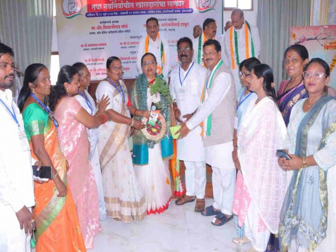 Newly elected MPs felicitated by Congress Adivasi Samiti at Amravati | काँग्रेसला आम्ही आई मानतो, दादागिरी चालू देणार नाही : ॲड. यशोमती ठाकूर Newly elected MPs felicitated by Congress Adivasi Samiti at Amravati | काँग्रेसला आम्ही आई मानतो, दादागिरी चालू देणार नाही : ॲड. यशोमती ठाकूर