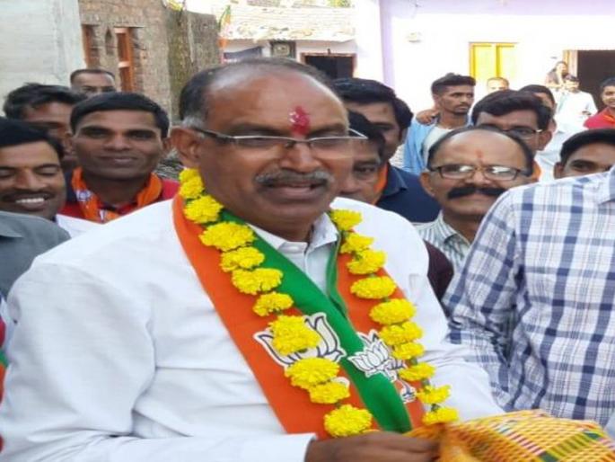 Madhya Pradesh Assembly Election 2018 : BJP MLA in Madhya Pradesh has been beaten up by the youth | मध्य प्रदेशमध्ये प्रचार करायला आलेल्या भाजपा आमदाराला तरुणाकडून मारहाण  Madhya Pradesh Assembly Election 2018 : BJP MLA in Madhya Pradesh has been beaten up by the youth | मध्य प्रदेशमध्ये प्रचार करायला आलेल्या भाजपा आमदाराला तरुणाकडून मारहाण