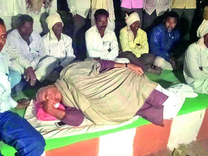 Akola, the police headquarters stack overnight! | अकोल्यात शेतकर्यांचा पोलीस मुख्यालयी रात्रभर ठिय्या! Akola, the police headquarters stack overnight! | अकोल्यात शेतकर्यांचा पोलीस मुख्यालयी रात्रभर ठिय्या!