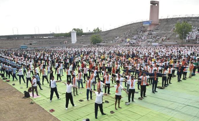 Make regular Yoga and live a healthy life: Nitin Gadkari's advice | नियमित योग करा आणि निरोगी जीवन जगा : नितीन गडकरींचा सल्ला
