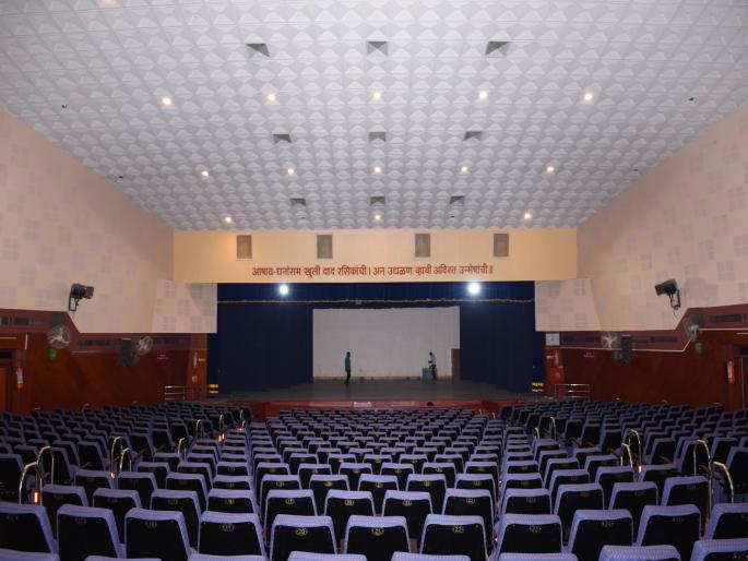 Marathi films to be screened in theatres on Friday Launch from Yashwantrao Theatre in Pune | शुक्रवारी नाट्यगृहामध्ये झळकणार मराठी चित्रपट! पुण्यातील यशवंतराव चव्हाण नाट्यगृहातून शुभारंभ Marathi films to be screened in theatres on Friday Launch from Yashwantrao Theatre in Pune | शुक्रवारी नाट्यगृहामध्ये झळकणार मराठी चित्रपट! पुण्यातील यशवंतराव चव्हाण नाट्यगृहातून शुभारंभ