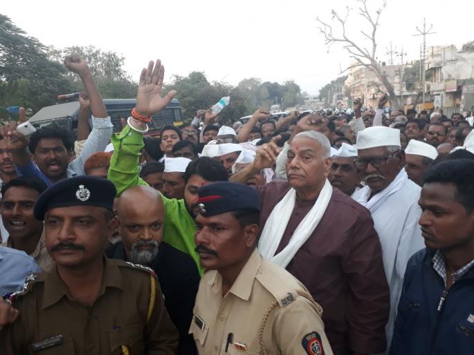 BJP leader Yashwant Sinha arrested in Akola | शेतकऱ्यांसाठी आंदोलन: भाजपा नेते यशवंत सिन्हा यांना अकोल्यात अटक