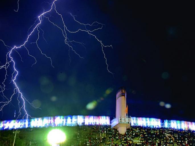 MPs celebrate the sports festival: Wasting rain | खासदार क्रीडा महोत्सव : वादळी पावसाने समारोपीय उत्साहावर विरजण MPs celebrate the sports festival: Wasting rain | खासदार क्रीडा महोत्सव : वादळी पावसाने समारोपीय उत्साहावर विरजण