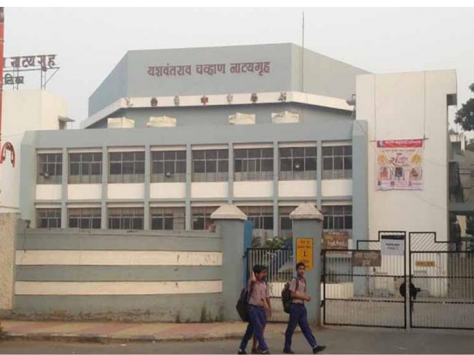 bag were stolen in yashwantro chavan theatre | नाट्यगृहांमध्ये सामान हाेतंय 'गुल'