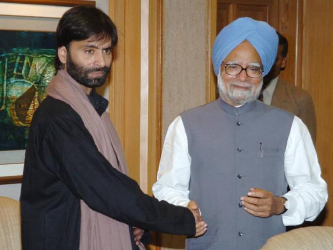 Yasin Malik Controversy: Manmohan Singh praised for meeting Hafiz Saeed in Pakistan; Yasin Malik's sensational claim | 'हाफिज सईदला भेटलो, याबद्दल मनमोहन सिंग यांनी आभार मानले', यासिन मलिकचा खळबळजनक दावा Yasin Malik Controversy: Manmohan Singh praised for meeting Hafiz Saeed in Pakistan; Yasin Malik's sensational claim | 'हाफिज सईदला भेटलो, याबद्दल मनमोहन सिंग यांनी आभार मानले', यासिन मलिकचा खळबळजनक दावा