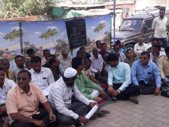 Residents' fasting for basic amenities at Yaval | यावल येथे मूलभूत सुविधांसाठी रहिवाशांचे उपोषण Residents' fasting for basic amenities at Yaval | यावल येथे मूलभूत सुविधांसाठी रहिवाशांचे उपोषण
