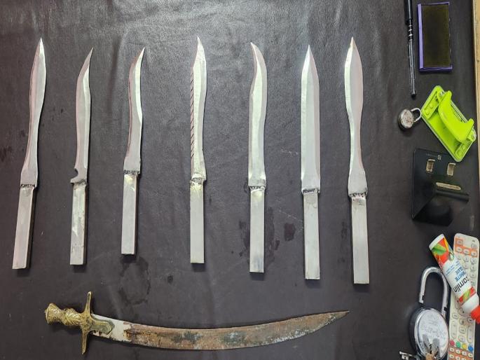 Search was conducted and as many as seven knives, one sword were found | झडती घेतली अन् निघाले तब्बल सात चाकू, एक तलवार Search was conducted and as many as seven knives, one sword were found | झडती घेतली अन् निघाले तब्बल सात चाकू, एक तलवार