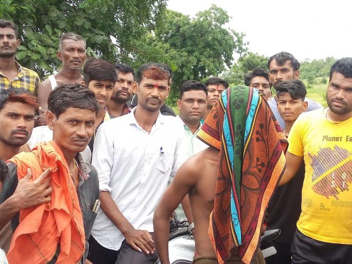 villagers searched accused for 3 days who killed his brother | भावाच्या मारेकऱ्याला अखेर गावकऱ्यांनीच शोधलं; तीन दिवसांपासून होता झाडावर villagers searched accused for 3 days who killed his brother | भावाच्या मारेकऱ्याला अखेर गावकऱ्यांनीच शोधलं; तीन दिवसांपासून होता झाडावर