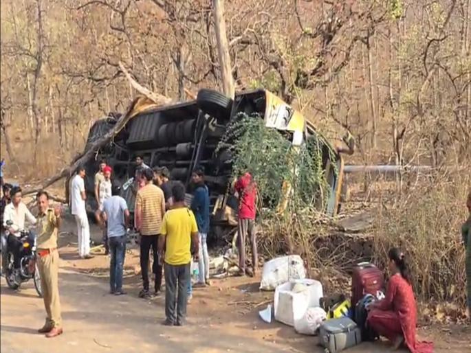 terrible accident of A private bus going from Pune to Chandrapur near Yavatmal 30 injured | पुण्यावरून चंद्रपूरकडे जाणाऱ्या ट्रॅव्हल्सला यवतमाळजवळ भीषण अपघात; ३० प्रवासी जखमी terrible accident of A private bus going from Pune to Chandrapur near Yavatmal 30 injured | पुण्यावरून चंद्रपूरकडे जाणाऱ्या ट्रॅव्हल्सला यवतमाळजवळ भीषण अपघात; ३० प्रवासी जखमी