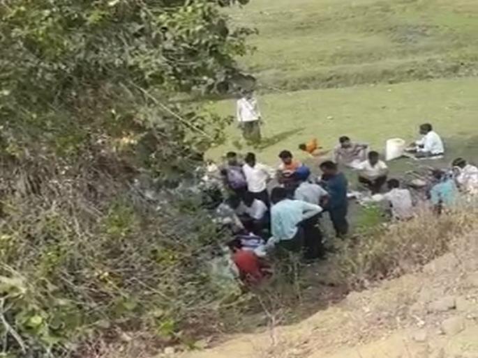 Yawatmal district's Kombud Bajar, millions of turnover, poor farmers and poor farmers are empty | यवतमाळ जिल्ह्यात कोंबडबाजार बहरला, दररोज लाखोंची उलाढाल, गोरगरीब शेतक-यांचे खिसे होताहेत रिकामे Yawatmal district's Kombud Bajar, millions of turnover, poor farmers and poor farmers are empty | यवतमाळ जिल्ह्यात कोंबडबाजार बहरला, दररोज लाखोंची उलाढाल, गोरगरीब शेतक-यांचे खिसे होताहेत रिकामे