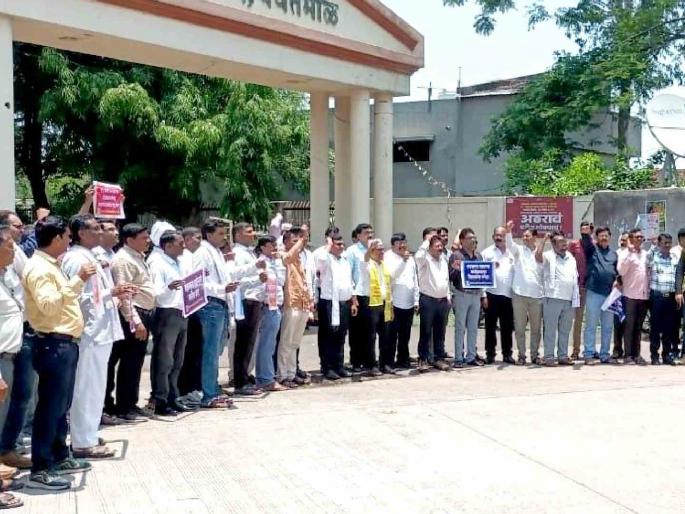 Let teachers teach, students learn; | शिक्षकांना शिकवू द्या, विद्यार्थ्यांना शिकू द्या; झेडपीपुढे नारेबाजी, प्राथमिक शिक्षक समिती धरणे आंदोलन Let teachers teach, students learn; | शिक्षकांना शिकवू द्या, विद्यार्थ्यांना शिकू द्या; झेडपीपुढे नारेबाजी, प्राथमिक शिक्षक समिती धरणे आंदोलन