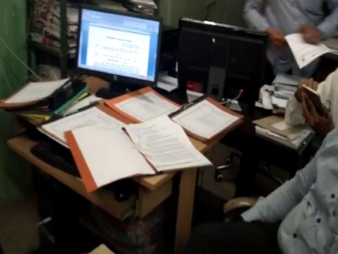 Farmer's own sting operation, 'Power Grid' Polk of Nagavana officials | नागवणा-या अधिका-यांचे शेतक-यांनीच केले स्टिंग आॅपरेशन, ‘पॉवर ग्रिड’ची पोलखोल Farmer's own sting operation, 'Power Grid' Polk of Nagavana officials | नागवणा-या अधिका-यांचे शेतक-यांनीच केले स्टिंग आॅपरेशन, ‘पॉवर ग्रिड’ची पोलखोल