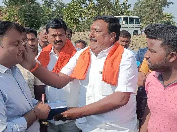 crop insurance company official blacked out in yavatmal | पीक विमा कंपनीच्या अधिकाऱ्याला फासले काळे crop insurance company official blacked out in yavatmal | पीक विमा कंपनीच्या अधिकाऱ्याला फासले काळे