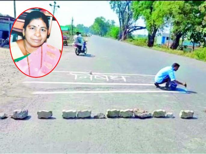 The mother took the victim's son to the road | खड्ड्याने घेतला आईचा बळी, मुलाची रस्त्यावरच गांधीगिरी The mother took the victim's son to the road | खड्ड्याने घेतला आईचा बळी, मुलाची रस्त्यावरच गांधीगिरी