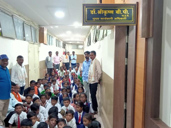 how to learn if not a teacher students strike in front of ceo office | शिक्षकच नाही तर शिकायचे कसे? विद्यार्थी धडकले सीईओंपुढे how to learn if not a teacher students strike in front of ceo office | शिक्षकच नाही तर शिकायचे कसे? विद्यार्थी धडकले सीईओंपुढे