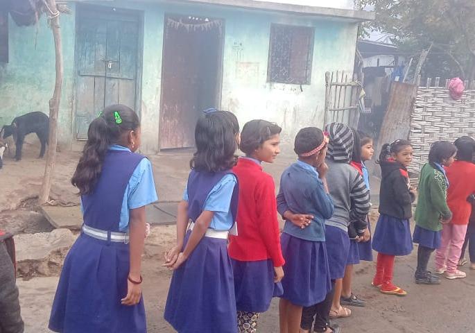 school train reaches home of sick children | आजारी मुलांच्या घरी जेव्हा शाळेची ‘आगगाडी’ पोहोचते...! school train reaches home of sick children | आजारी मुलांच्या घरी जेव्हा शाळेची ‘आगगाडी’ पोहोचते...!