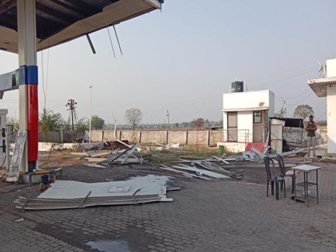 A severe storm hit the Vani area sheds were blown away Trees electricity poles fell | वणी परिसराला भीषण वादळाचा तडाखा: टिनपत्र्याचे शेड उडाले; झाडे, वीजखांब कोसळले A severe storm hit the Vani area sheds were blown away Trees electricity poles fell | वणी परिसराला भीषण वादळाचा तडाखा: टिनपत्र्याचे शेड उडाले; झाडे, वीजखांब कोसळले
