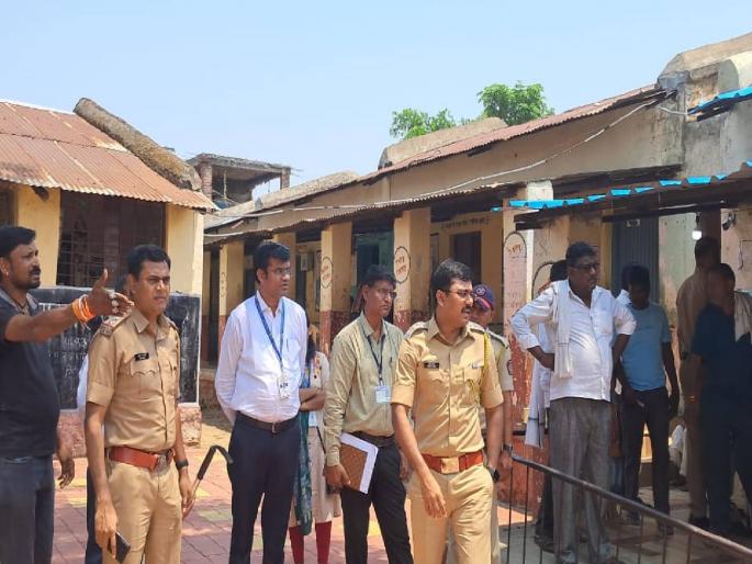 Voting started at 11 am in Vatbori after the intervention of police officers | पोलिस अधिकाऱ्यांच्या मध्यस्थीनंतर वटबोरीत ११ वाजता सुरु झाले मतदान Voting started at 11 am in Vatbori after the intervention of police officers | पोलिस अधिकाऱ्यांच्या मध्यस्थीनंतर वटबोरीत ११ वाजता सुरु झाले मतदान