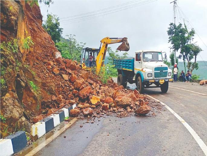 landslides collapsed again in Yavateshwar Ghat | घाटातून प्रवास करताय? काळजी घ्या, यवतेश्वर घाटात पुन्हा कोसळली दरड landslides collapsed again in Yavateshwar Ghat | घाटातून प्रवास करताय? काळजी घ्या, यवतेश्वर घाटात पुन्हा कोसळली दरड