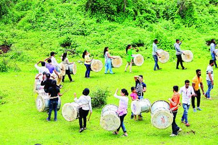 salasalatayaa-taraunaaicaa-dhaola-bajanae-lagaa | सळसळत्या तरुणाईचा ‘ढोल बजने लगा !’ salasalatayaa-taraunaaicaa-dhaola-bajanae-lagaa | सळसळत्या तरुणाईचा ‘ढोल बजने लगा !’